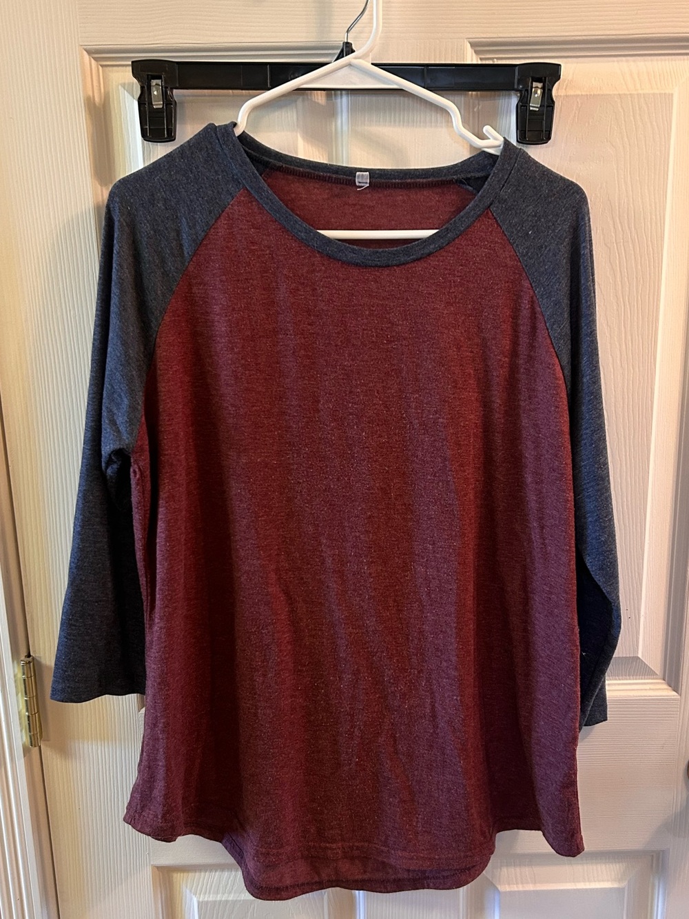 Casual Two-Tone Raglan Tee in Burgundy and Navy